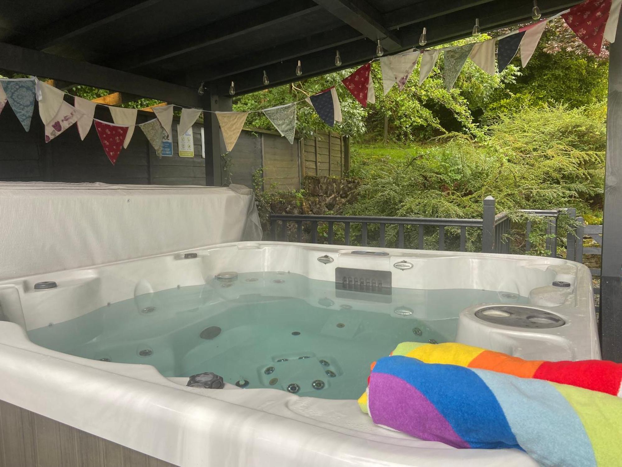 バンガー Carreg Y Garth Isaf - Hot Tub Nr Zip Worldヴィラ エクステリア 写真